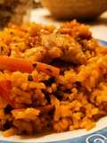 Arroz al wok con alitas de pollo y con cebolla, zanahoria y pimientos a la mantequilla y yakiniku