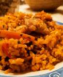 Arroz al wok con alitas de pollo y con cebolla, zanahoria y pimientos a la mantequilla y yakiniku