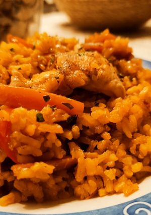 Una foto de Arroz al wok con alitas de pollo y con cebolla, zanahoria y pimientos a la mantequilla y yakiniku