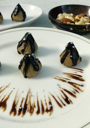 चॉकलेट स्टफ मखाना मोमोज (chocolate stuff makhana momos recipe in Hindi) रेसिपी मुख्य फोटो