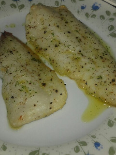 Una foto de Merluza al horno con salsa verde🐟