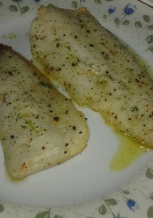 Una foto de Merluza al horno con salsa verde🐟