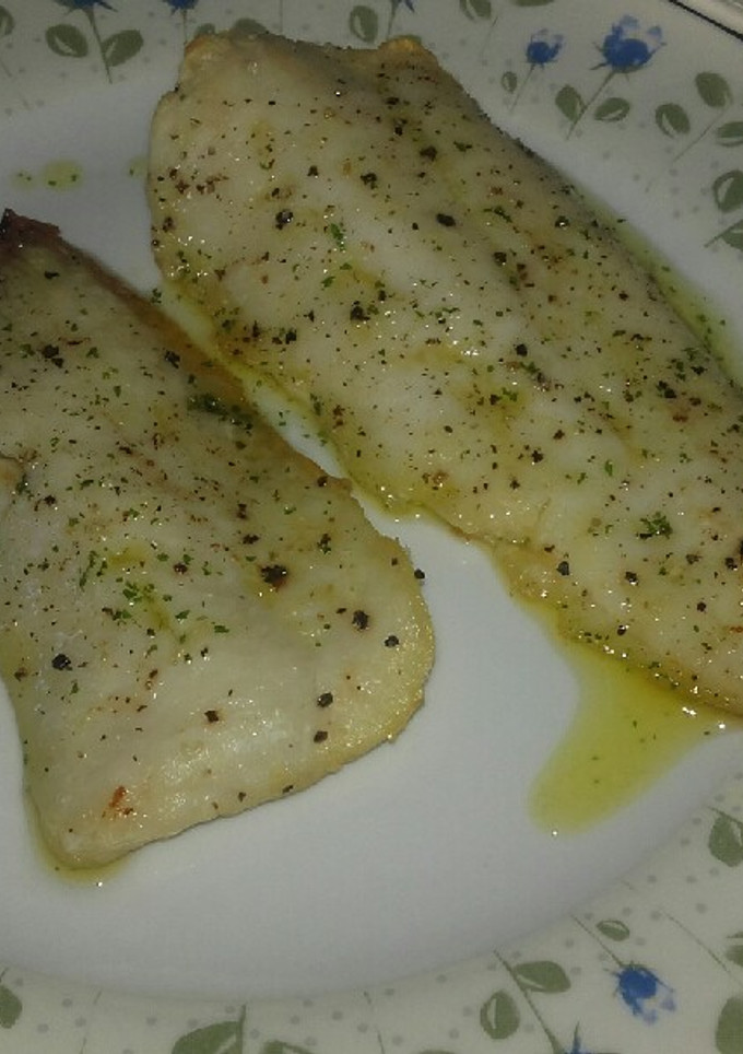 Una foto de Merluza al horno con salsa verde🐟