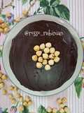 Torta con copertura di cioccolato e nocciole