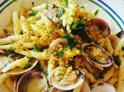Una foto di trofie al pesto