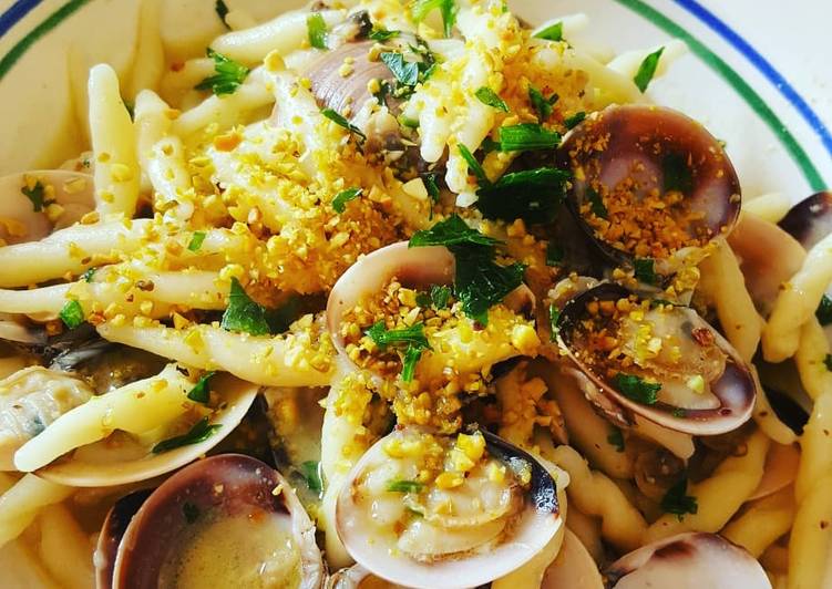 Trofie con pesto di pistacchio e vongole