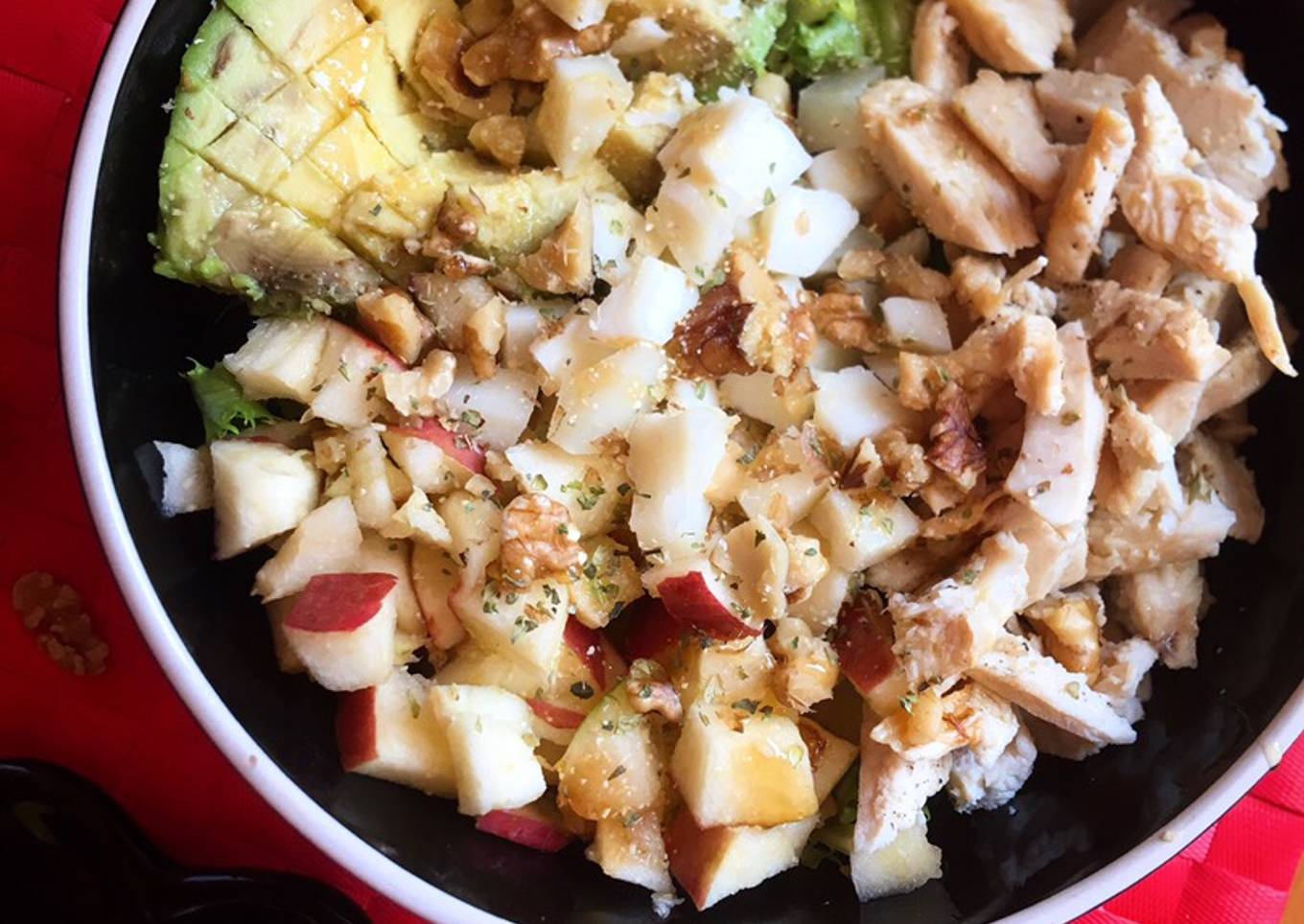 Ensalada de pollo, queso de cabra y manzana