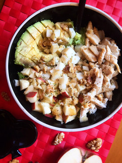 Una foto de Ensalada de pollo, queso de cabra y manzana