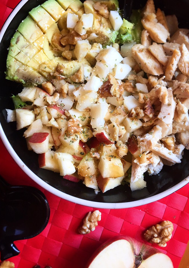 Una foto de Ensalada de pollo, queso de cabra y manzana