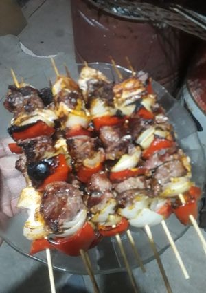 Una foto de Brochettas de pechuga y carne