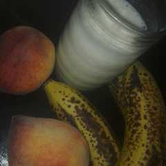 Una foto de Licuado de banana y durazno