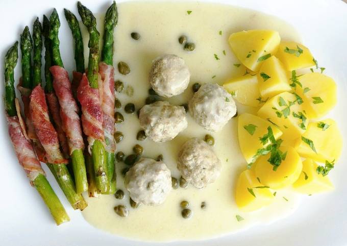 Königsberger Klopse mit grünem Spargel und Salzkartoffeln Rezept von ...