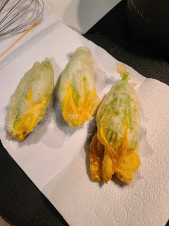 Una foto de Flor de Zapallo Rellena (Frita)
