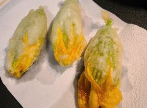 Una foto de Flor de Zapallo Rellena (Frita)