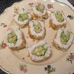Rollitos de sushi sin alga y cebollita crujiente
