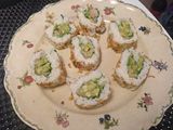 Rollitos de sushi sin alga y cebollita crujiente