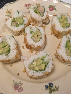 Una foto de Rollitos de sushi sin alga y cebollita crujiente