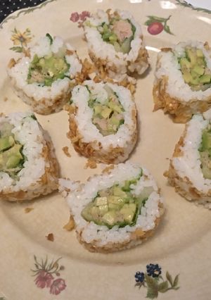 Una foto de Rollitos de sushi sin alga y cebollita crujiente