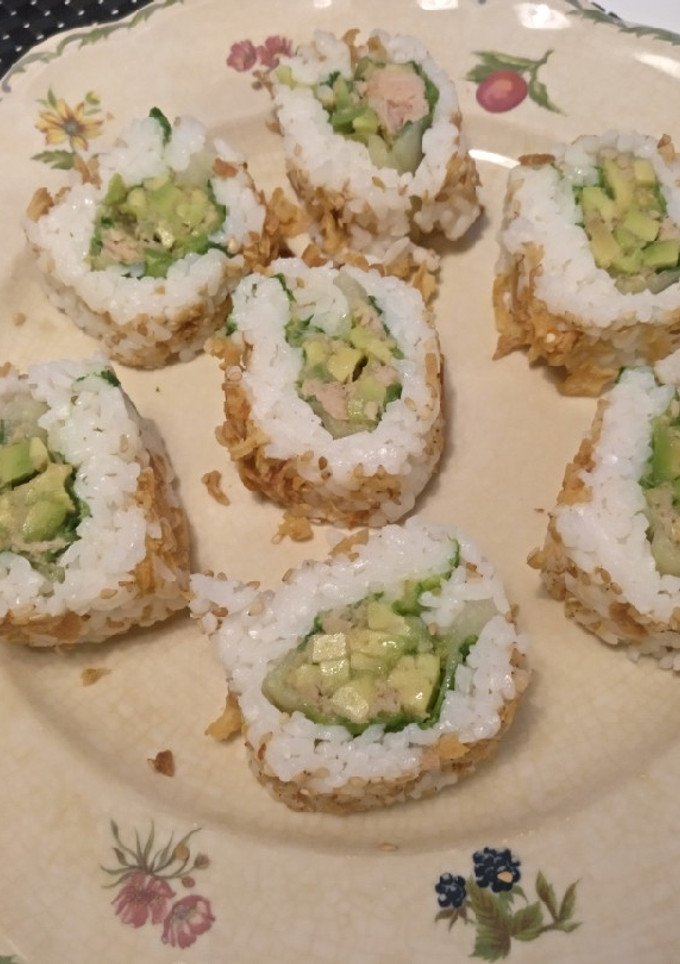 Una foto de Rollitos de sushi sin alga y cebollita crujiente