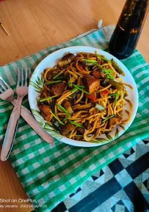 কলকাতা স্টাইলে চিকেন চাউমিন (kolkata style chicken chow mein recipe in bengali) রেসিপির প্রধান ছবি