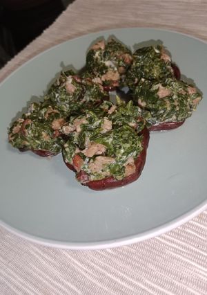 Una foto de Hongos rellenos con pavo y acelgas