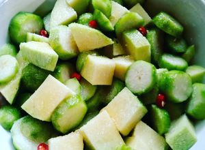 Hình của món Xoài xanh, cóc thái ngâm mắm đường ^^.