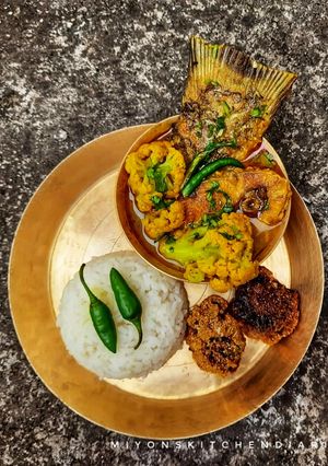 ফুলকপি আর ধনেপাতা দিয়ে রুই মাছের পাতলা ঝোল (macher patla jhol recipe in Bengali) রেসিপির প্রধান ছবি