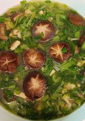 Hình của món Canh gà nấu cải đắng và nấm đông cô.