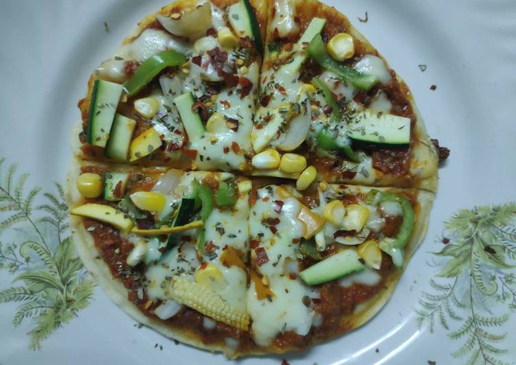 Recipe of Ultimate Exotic Italian Veggies cum Punjabi gravy Pizza