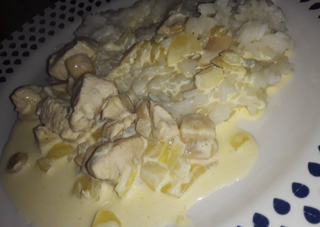 Pollo con Salsa y Champiñón