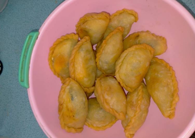 Pastel krispy isian kentang bihun dan telur