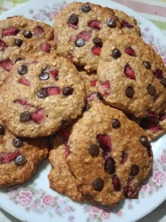 Una foto de Galletitas saludables con frutillas y chips de chocolate