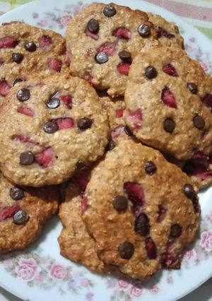 Una foto de Galletitas saludables con frutillas y chips de chocolate