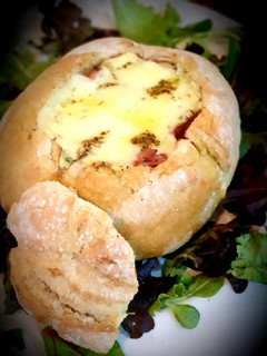 Una foto de Pan relleno de quesos, bacon, champiñones y jamón york