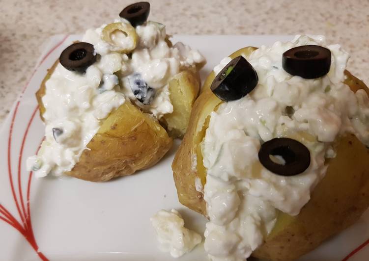 Cottage cheese and pineapple jacket potatoes 😊