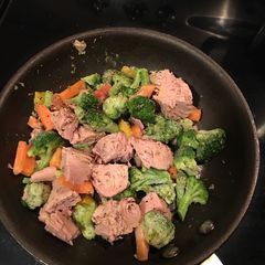 A picture of Cognac fried tuna and veggies.