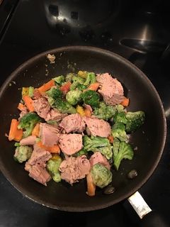 A picture of Cognac fried tuna and veggies.