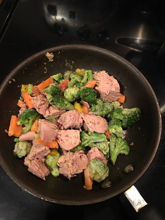 A picture of Cognac fried tuna and veggies.