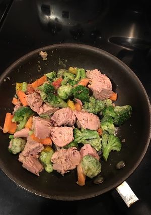 A picture of Cognac fried tuna and veggies.
