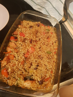 Una foto de Arroz con verduras y pollo al horno