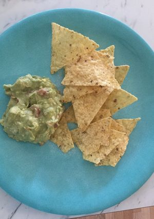 A picture of Guacamole & Tortillas.