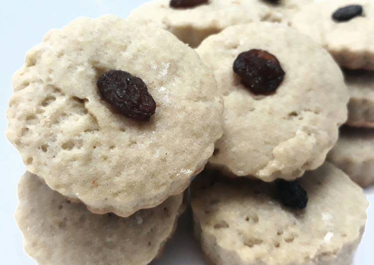 Vanilla cookies with dried mixed fruits