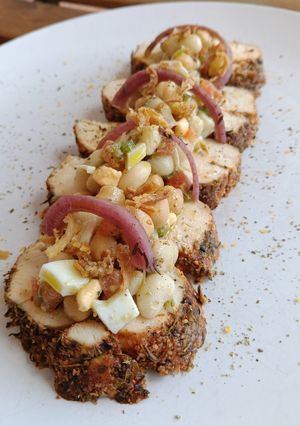 Una foto de Fiambre de pollo con ensalada de legumbres al toque de pesto