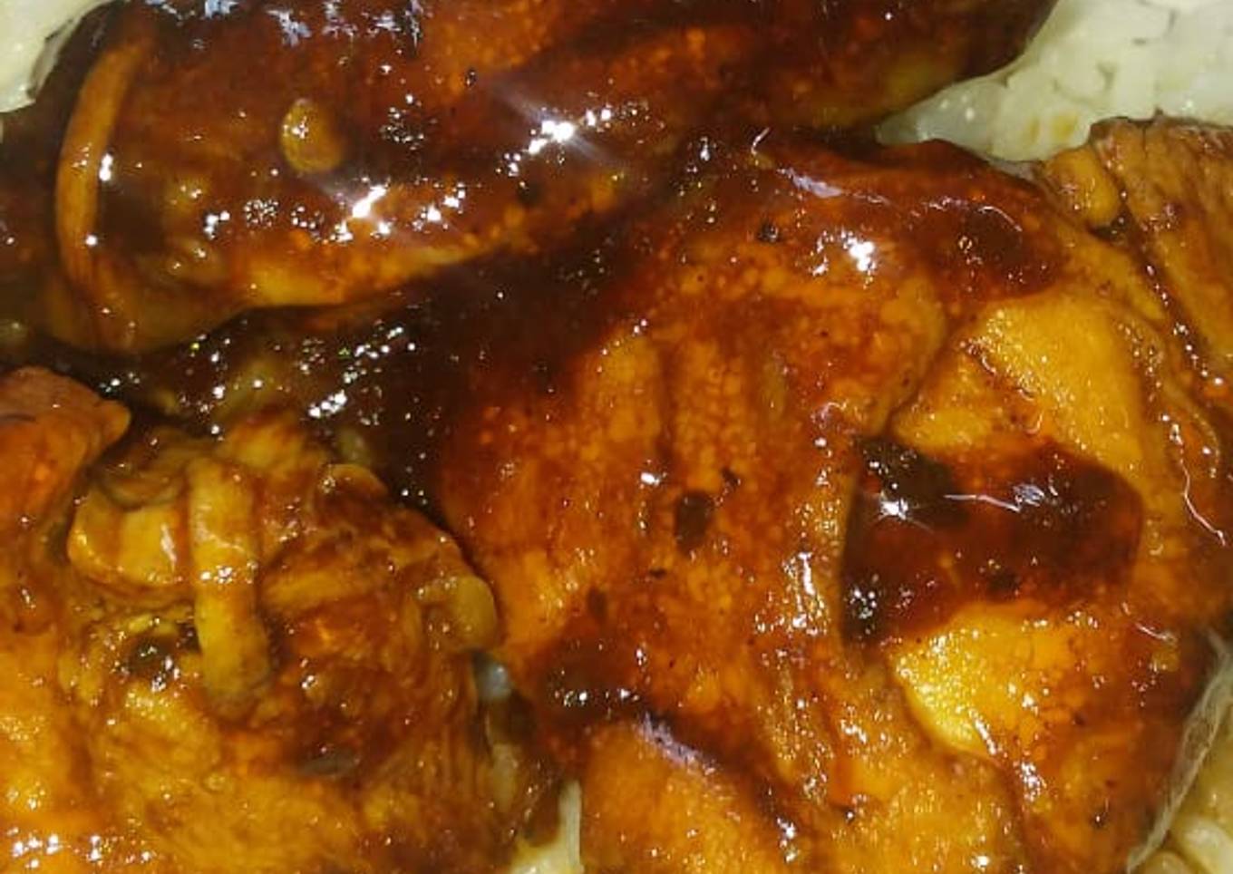 Pollo guisado con salsa BBQ