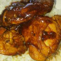 Una foto de Pollo guisado con salsa BBQ