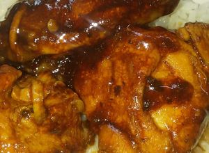 Una foto de Pollo guisado con salsa BBQ