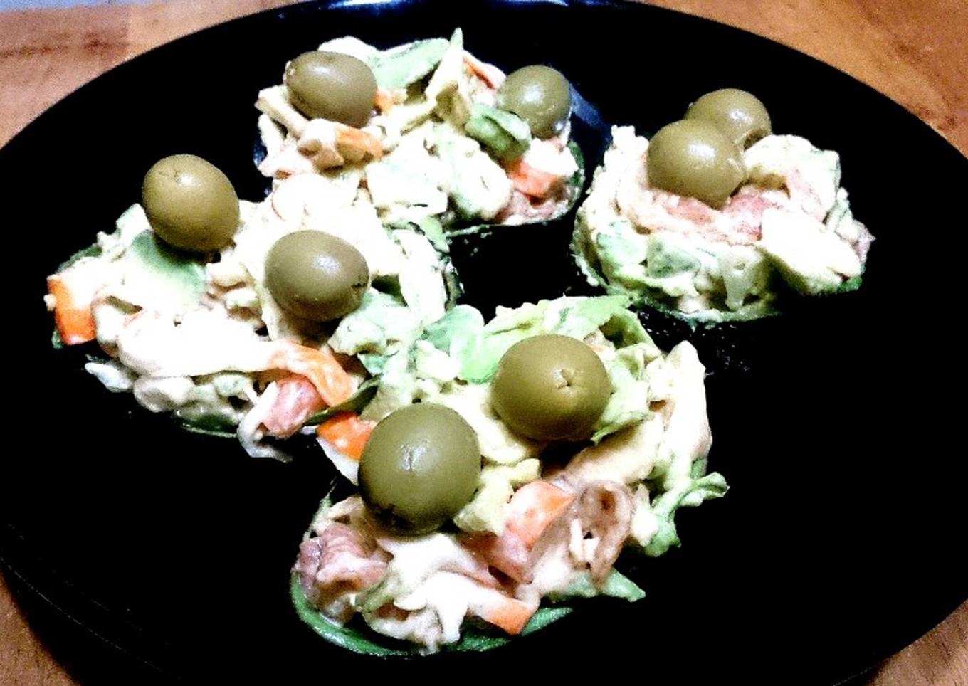 Aguacates rellenos de salmón y pepino