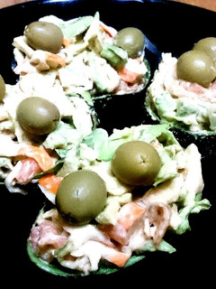 Una foto de Aguacates rellenos de salmón y pepino
