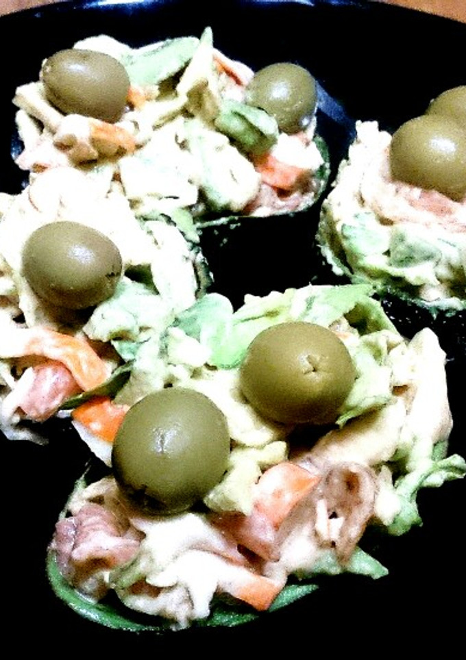 Una foto de Aguacates rellenos de salmón y pepino