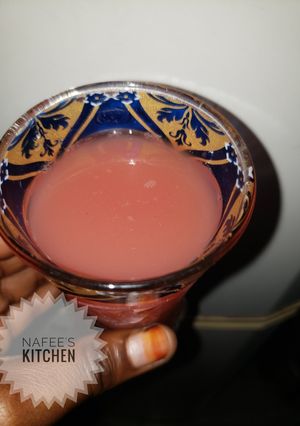 A picture of Watermelon and pineapple juice.